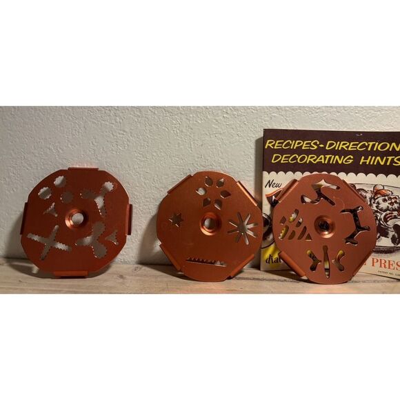 Vintage Mirro‎ Dial-A-Cookie Aluminum Press w/ 3 Discs With Recipe Book - Picture 1 of 6
